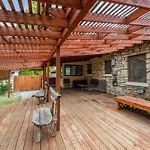 Cozy 2Br Home Near Unr With Large Deck & Parking